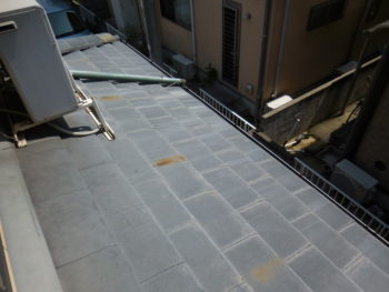 岡山の屋根。高圧洗浄と下地処理で汚れやサビを落とす。