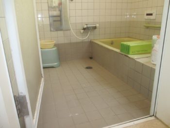 岡山市　リフォーム前のタイルの浴室