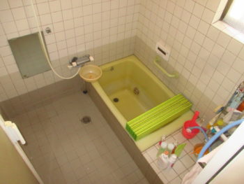 岡山市　冬寒いリフォーム前のタイルのお風呂