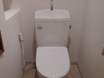 【岡山市マンショントイレリフォーム事例】明るくナチュラルなトイレで快適！