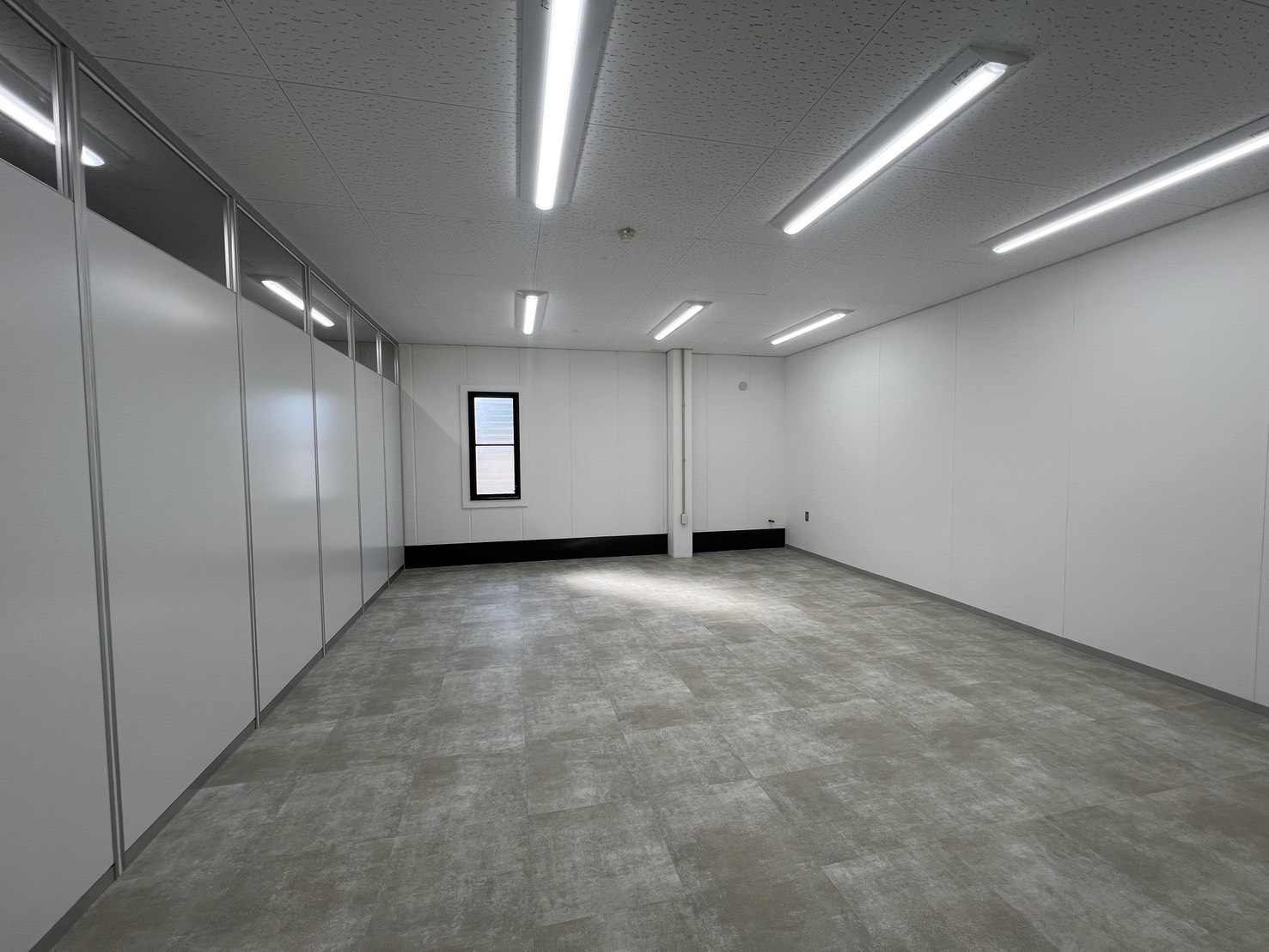 LED照明で明るくなった法人事務所内