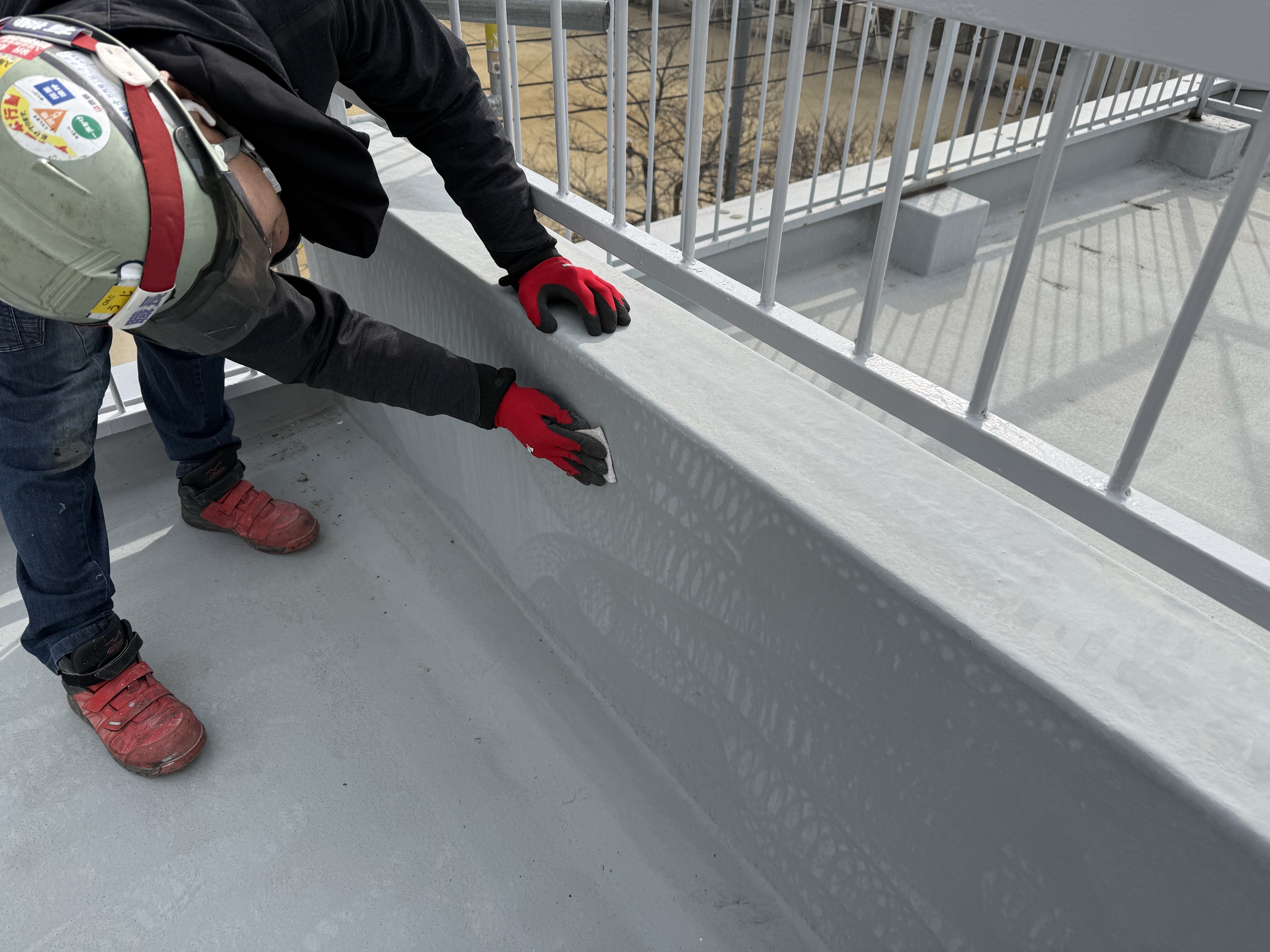 バルコニー防水工事 施工中（下地処理・清掃・下地調整）