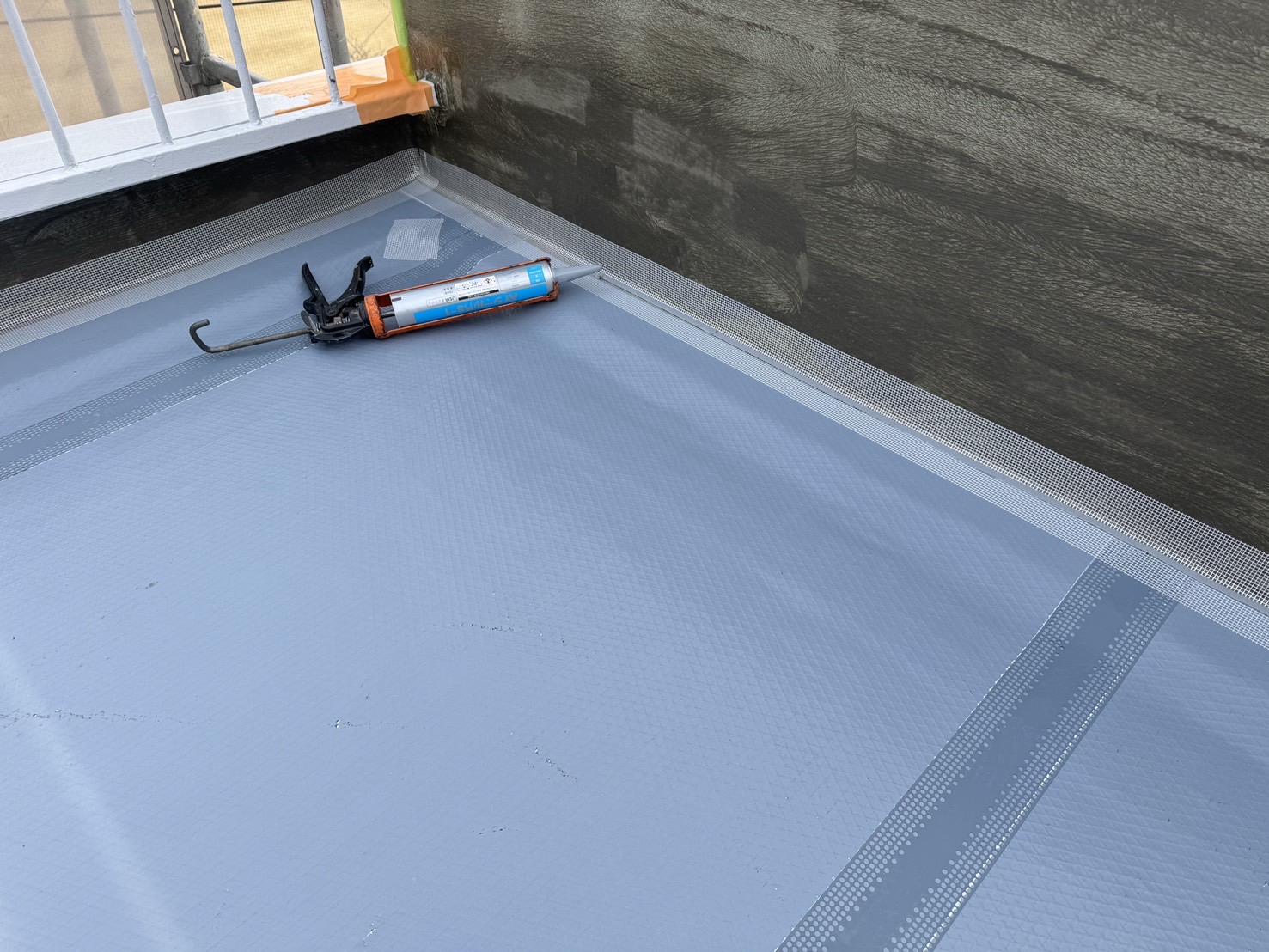 バルコニー防水工事 施工中（立上り部・入隅部の補強メッシュ施工）
