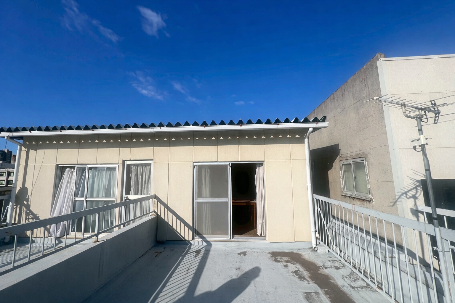 バルコニー防水工事 施工前（防水層の経年劣化が見られる状態）