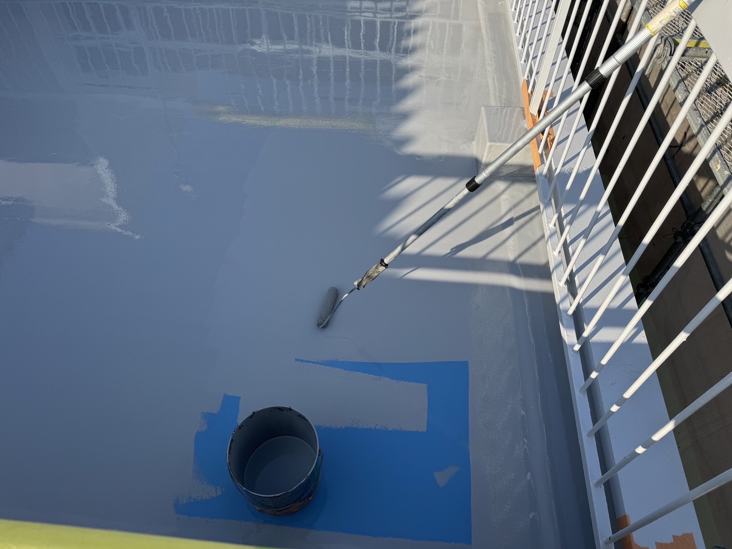 バルコニー防水工事 施工中（防水材の塗布・膜厚管理）