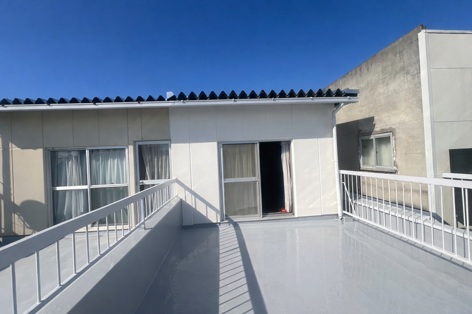 バルコニー防水工事 施工後（防水層が均一に仕上がった全景）